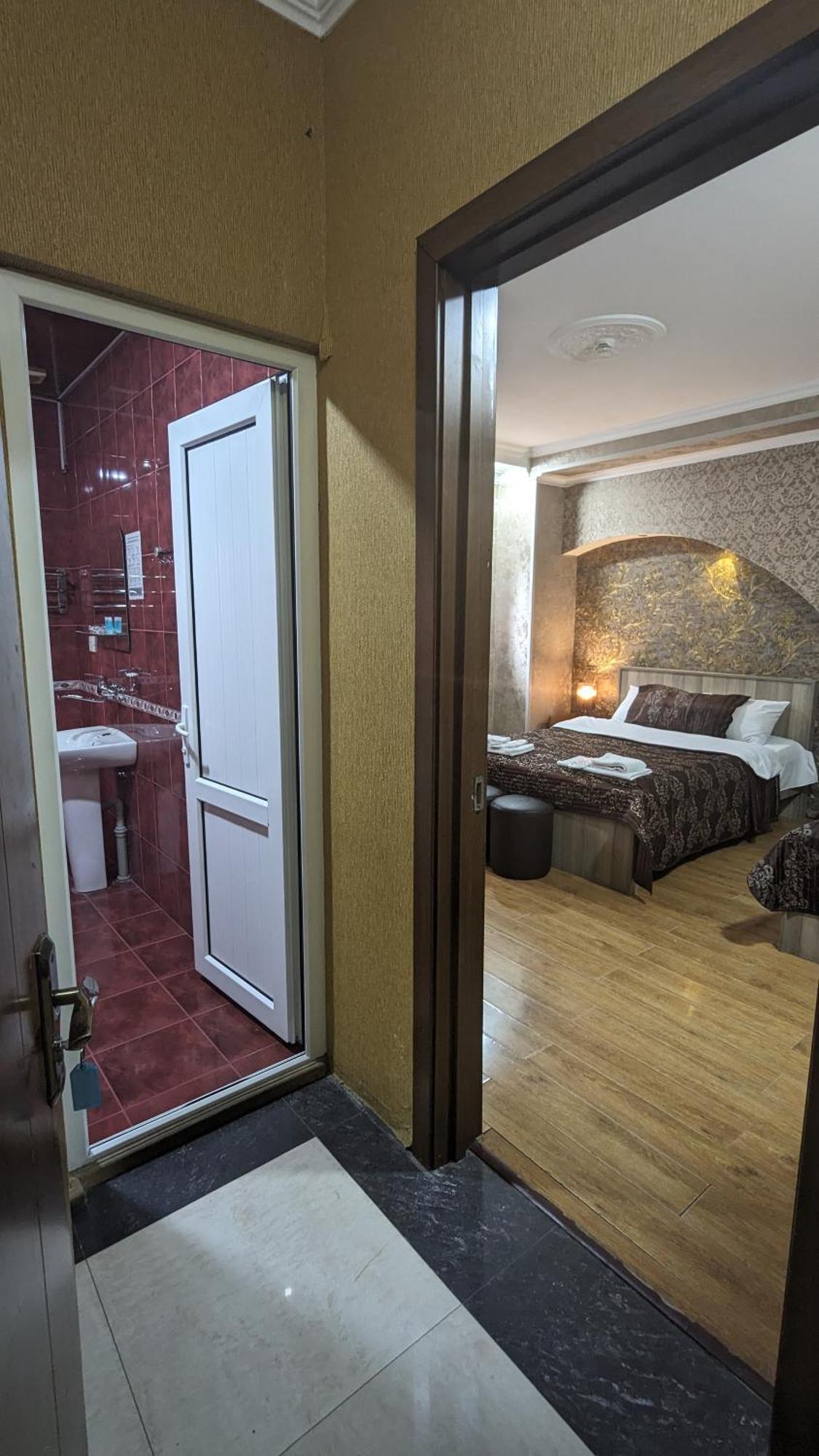 Dkd-Bridge Hotel Tbilisi Exteriör bild