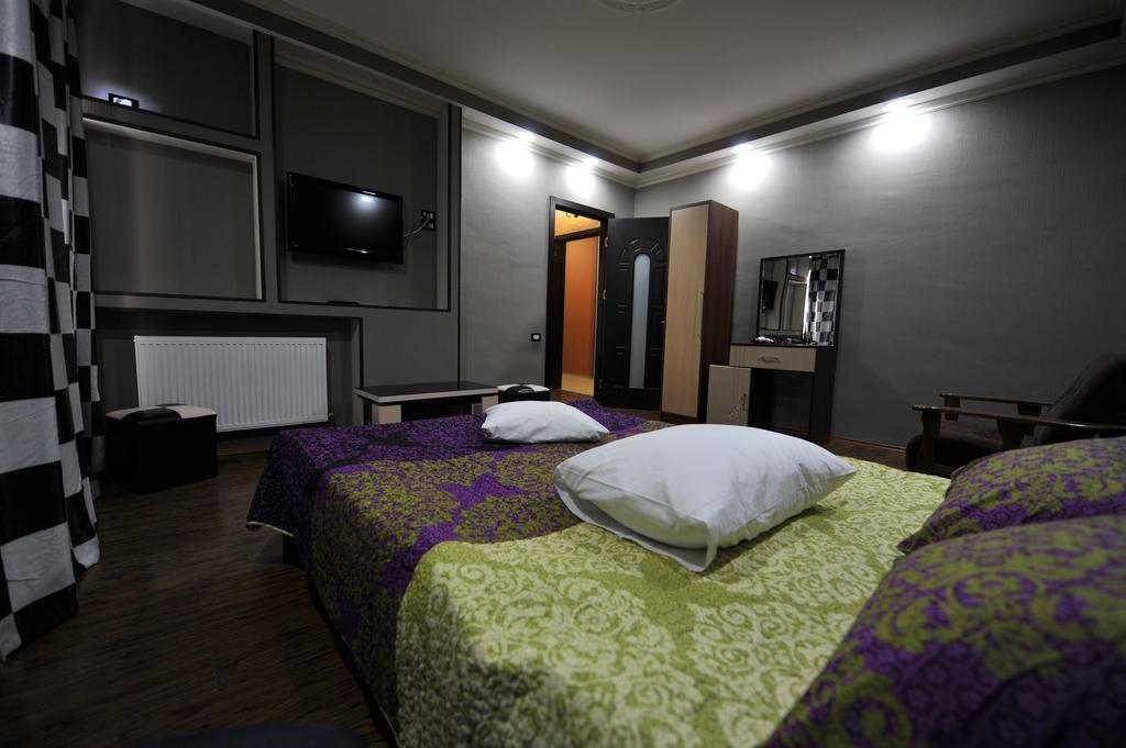 Dkd-Bridge Hotel Tbilisi Exteriör bild